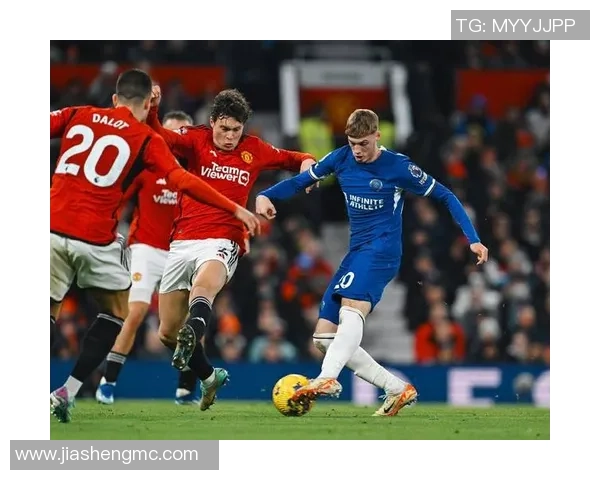 西甲激战：那不勒斯险胜曼联红牌事件引发全场热议与战术分析